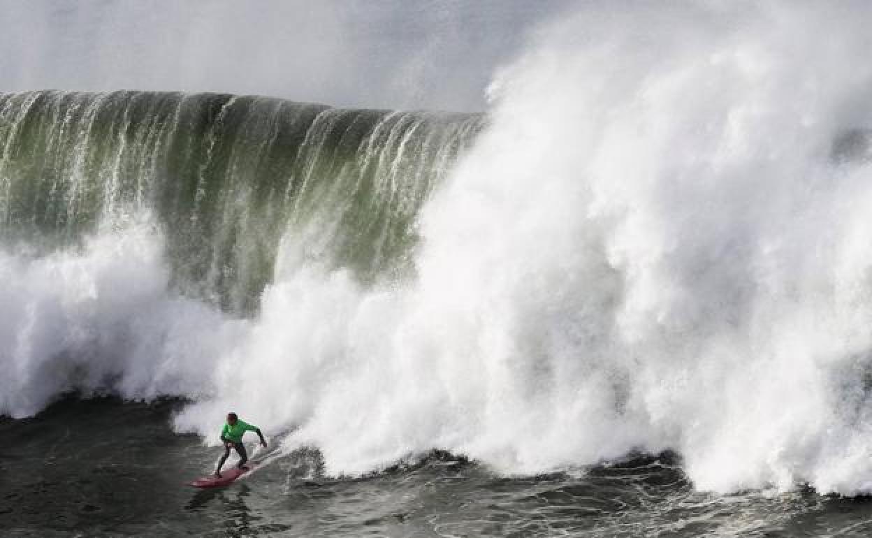 Lucas Chianca surflari brasildarrak olatu bat jaitsi du, astelehen honetan Punta Galea Challenge jaialdian. 