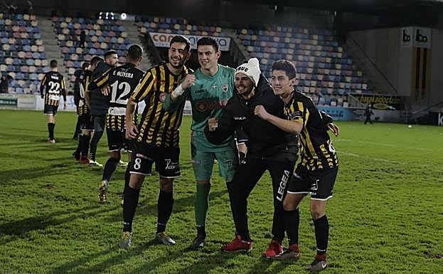 Los jugadores celebran con los aficionados el pase copero. 