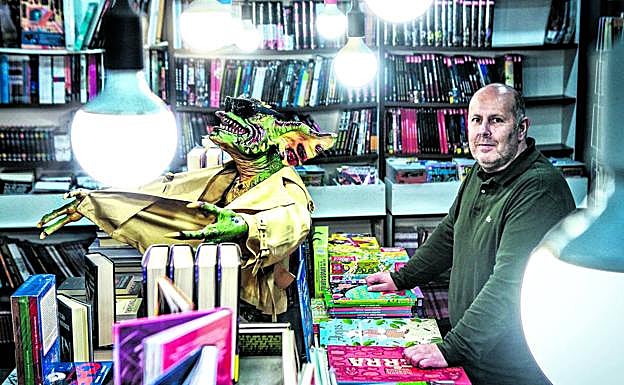 Pablo Gorosabel lleva un cuarto de siglo detrás del mostrador de Caracola Cómics en la calle San Prudencio. 
