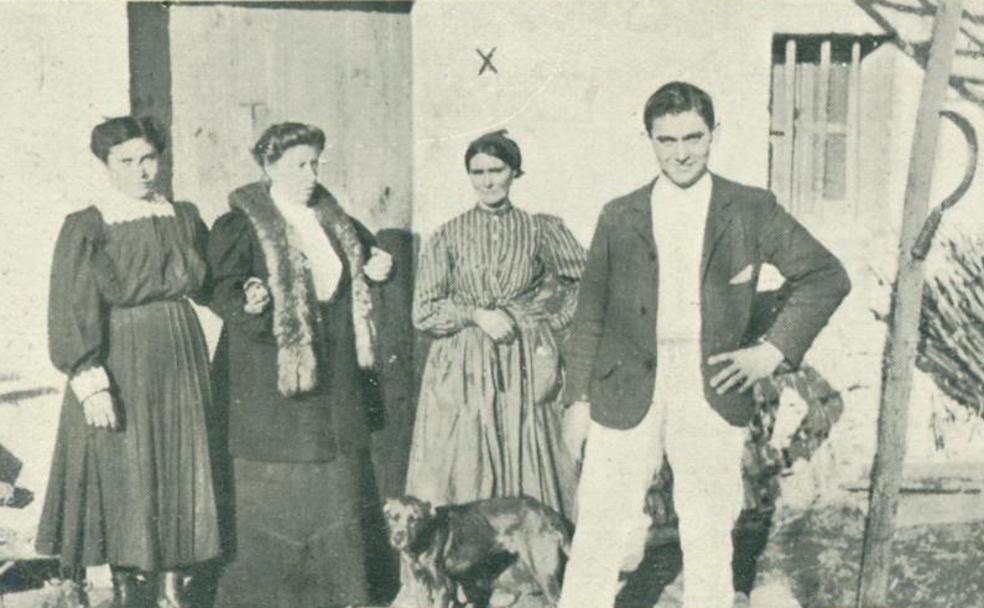 Los afortunados: Juana Azcue con dos de sus hijos y otra mujer delante de su caserío. 