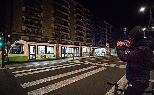 El nuevo tranvía, ya con siete vagones, realiza pruebas durante la madrugada en la Avenida.