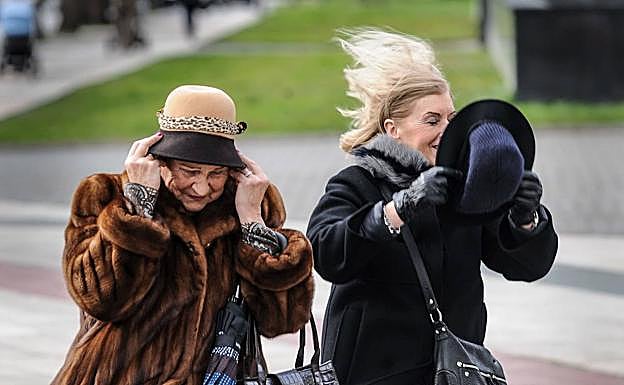 Los vientos serán muy fuertes hoy en el territorio alavés, que estará en alerta naranja. 