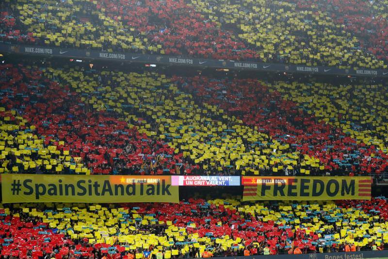 Pancartas en las gradas del Camp Nou antes del clásico.