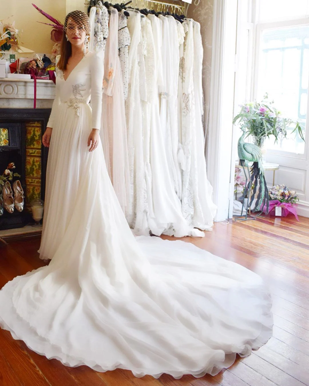 ALESHA  Vestido de novia sirena con escote de pico y manga larga