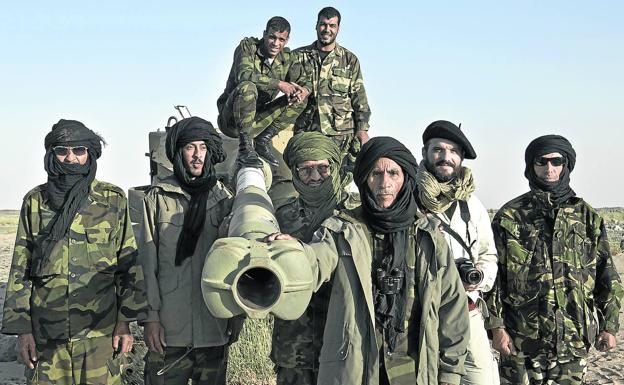 Miembros del Frente Polisario junto al explorador Miguel Gutiérrez rodean un tanque marroquí en la región del Tiris. 