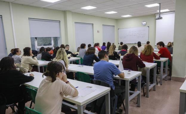 Aspirantes a una plaza de especialista en una examen de la OPE de Osakidetza. 