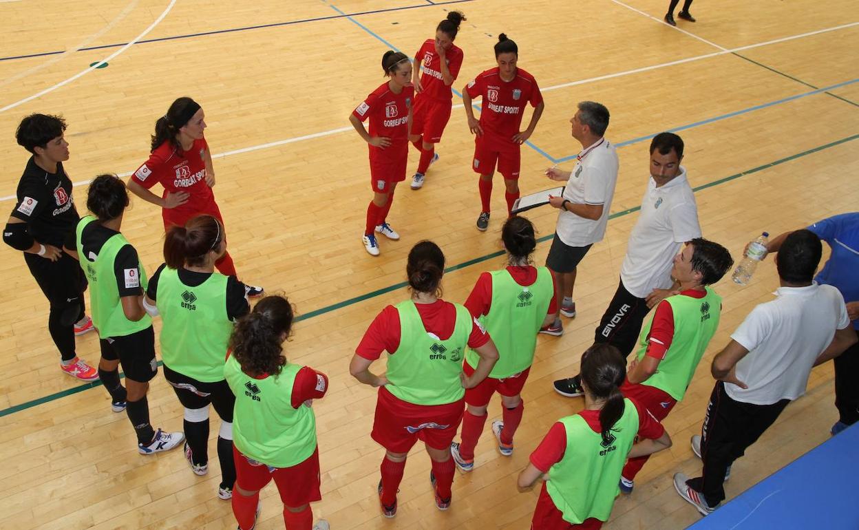 El técnico del Bilbo dando órdenes a sus jugadoras en el transcurso de un partido. 