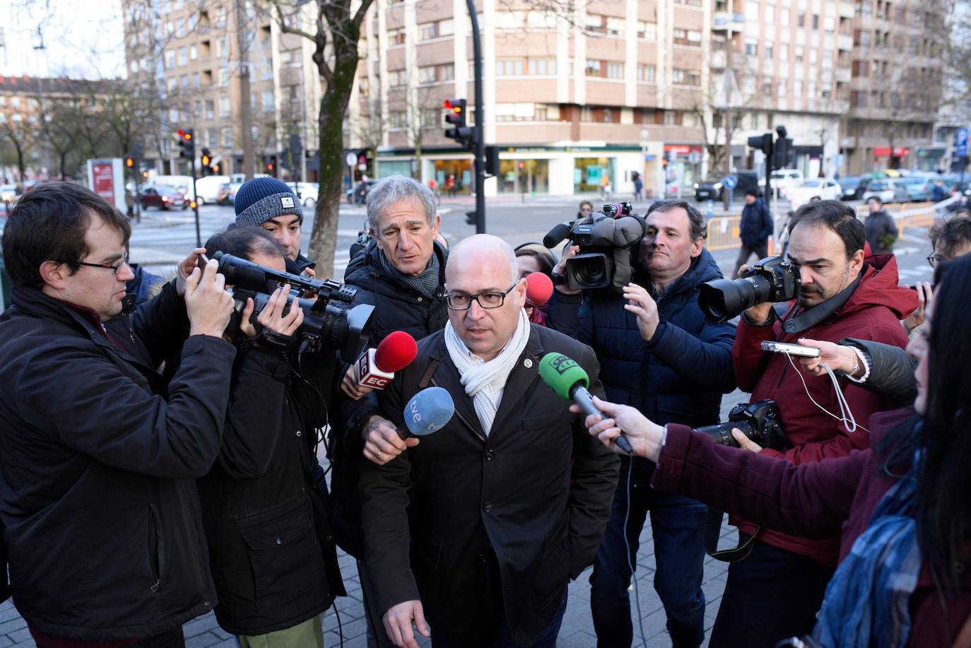 Los periodistas rodean a Alfredo De Miguel a su llegada al Palacio de Justicia.