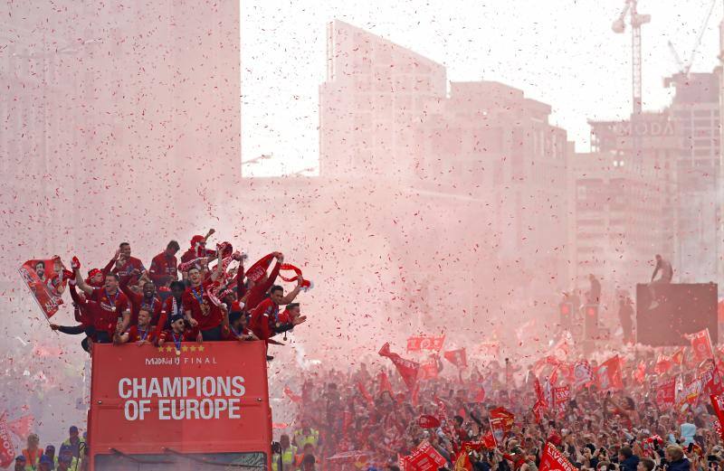 Fiesta en el autobús del Liverpool que celebra la Champions junto a su afición.Gran Bretaña, 2 de junio de 2019.