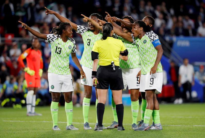 Las jugadoras de Nigeria protestan a la árbitra Melissa Borjas en su partido contra Francia en el Mundial. 17 de junio de 2019.