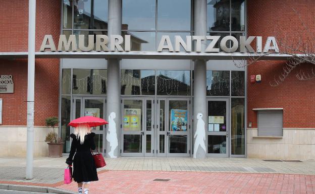 Los bomberos retiraron una de las letras del cartel de Amurrio Antzokia. 