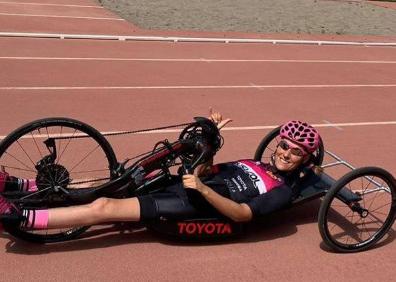 Imagen secundaria 1 - La madrileña atesora numerosos triunfos a nivel nacional e internacional. Arriba,  en la Copa del Mundo. Sobre estas líneas, con su handbike y mostrando su imborrable sonrisa. 