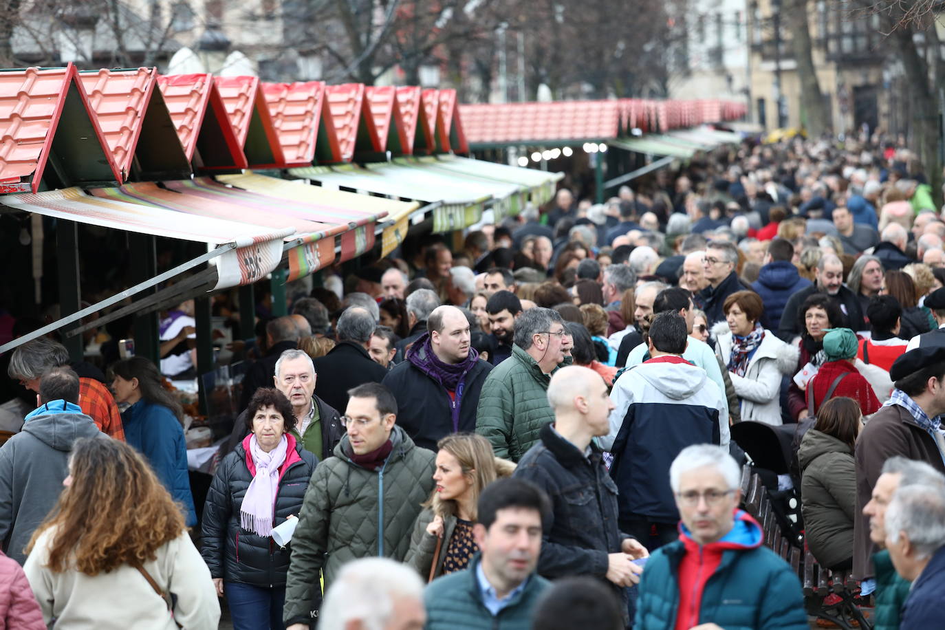 Cientos de personas llenan El Arenal a estas horas.