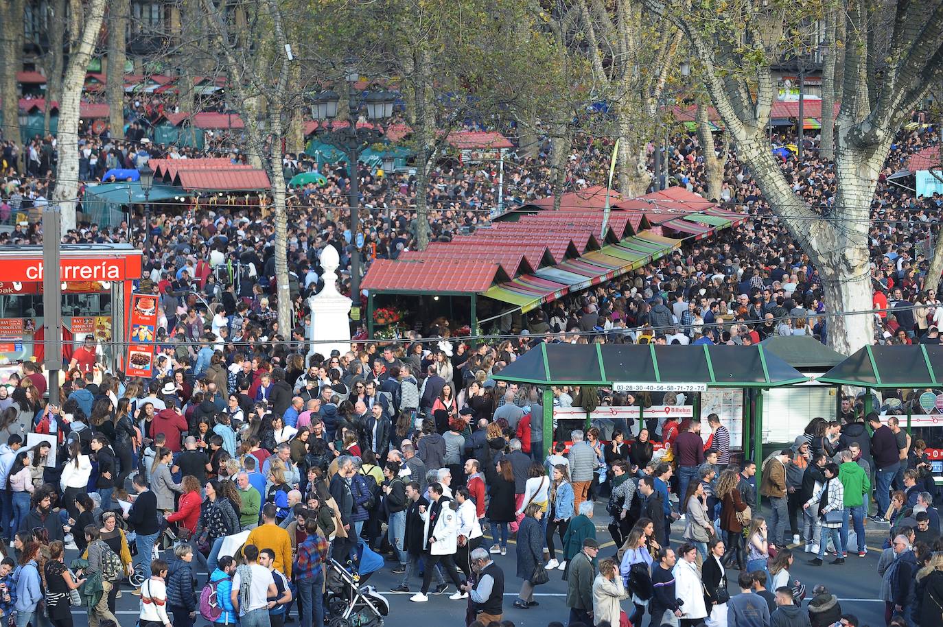 Miles de personas junto en la zona del puente del Arenal.