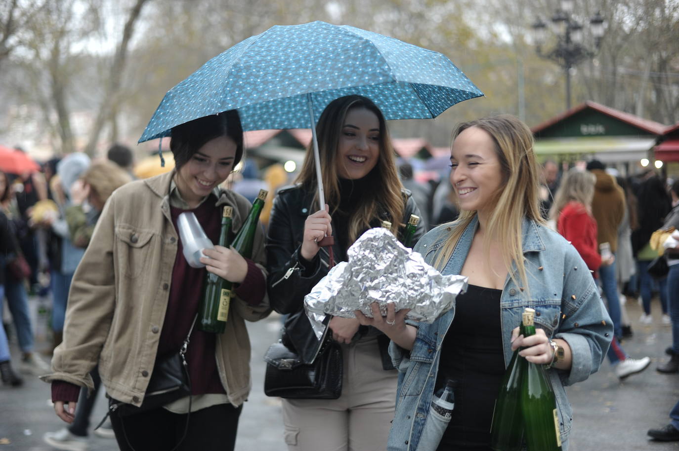 Al mal tiempo, alegría.