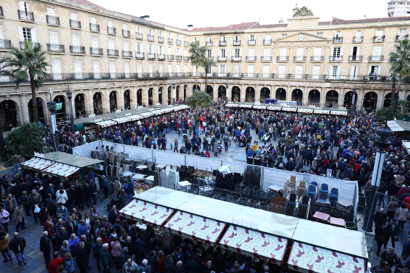 A primeras horas de la mañana, la Plaza Nueva se iba llenando.