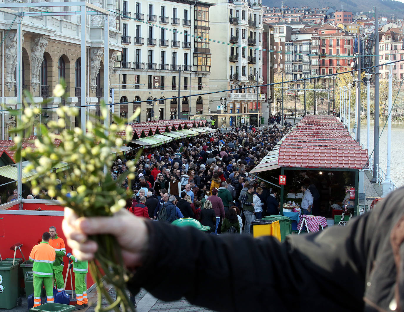 Cada rincón del entorno del Arenal está lleno de público.