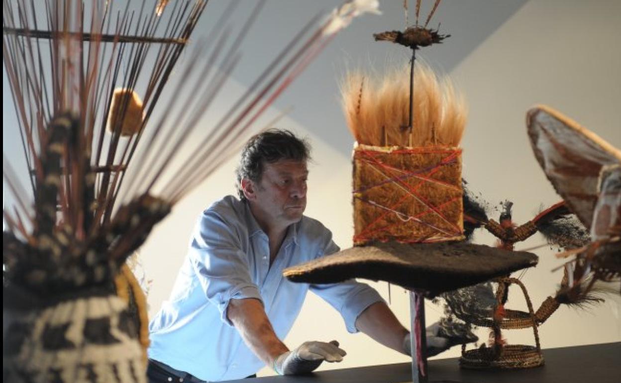 Antoine de Galbert y algunas de las obras de la exposición del Musée des Confluences, en Lyon.