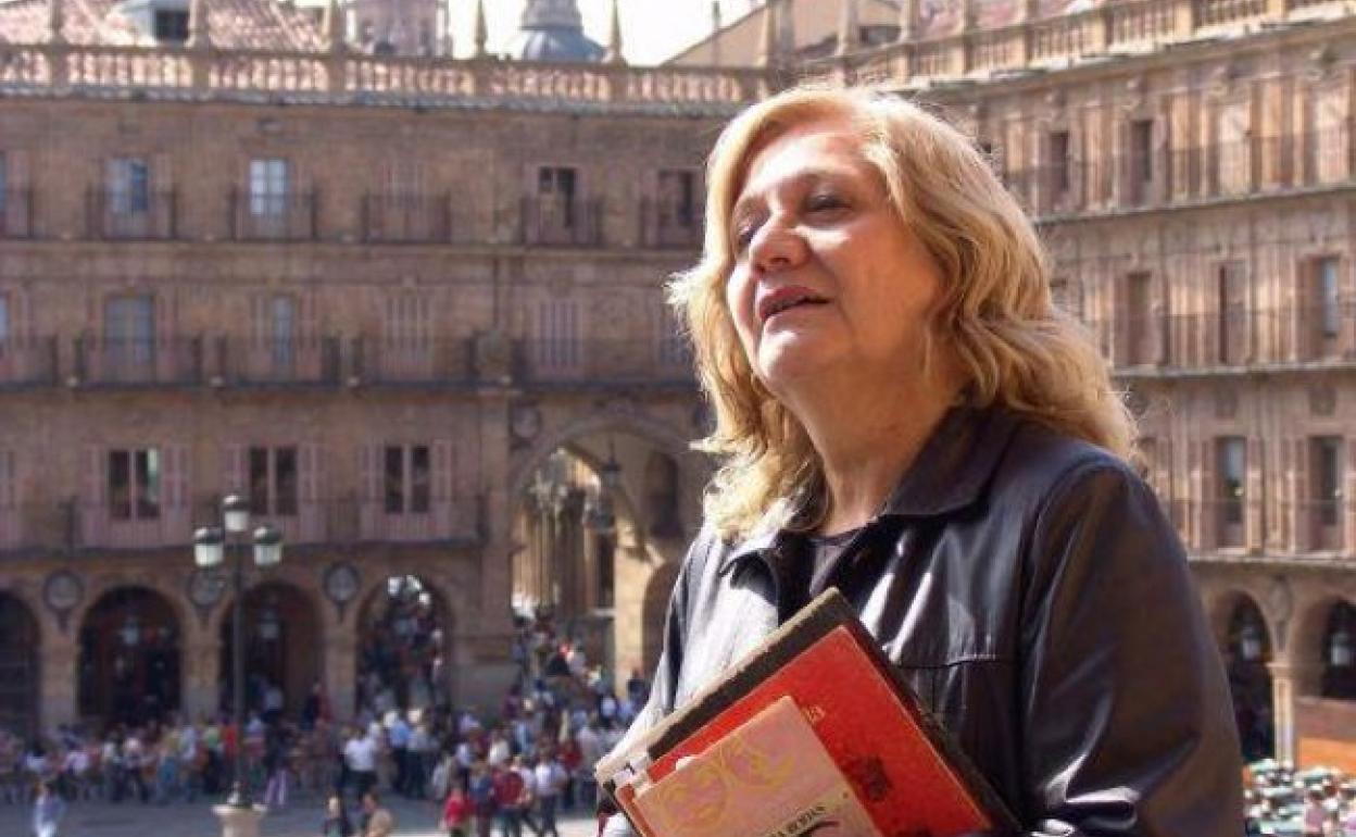 Ana María Rodas, en el balcón del Ayuntamiento de Salamanca. 