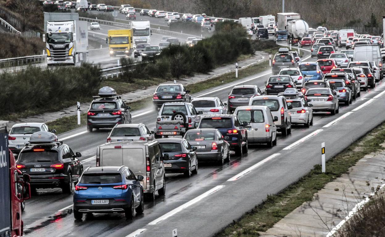 Armiñón es uno de los puntos clásicos de retenciones en la red alavesa y este sábado ha vuelto a soportar caravanas. 