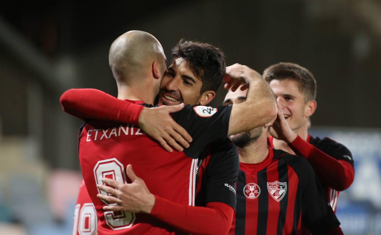 Los jugadores de del Arenas celebran una victoria.