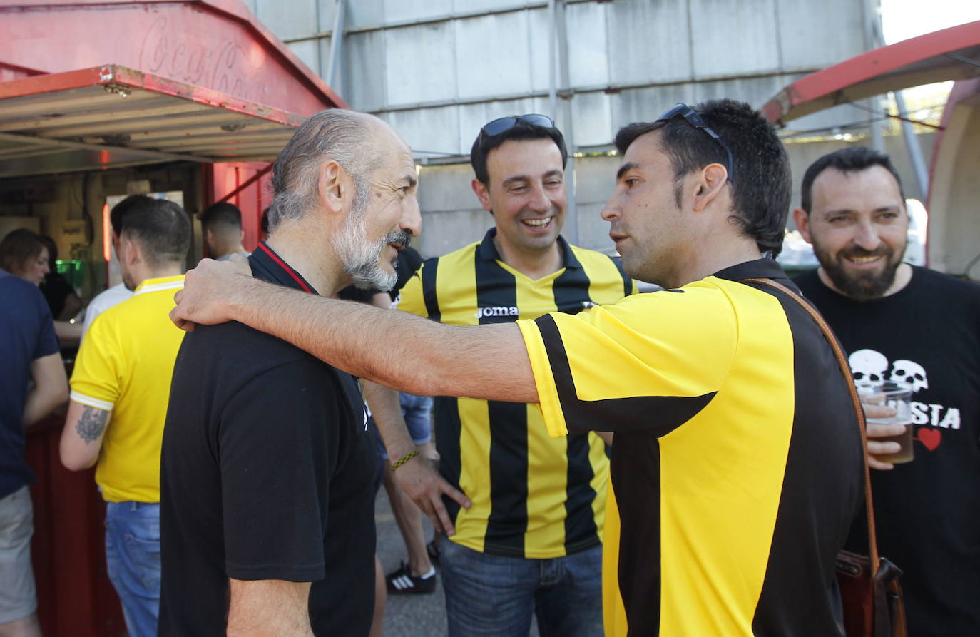 Aitor Elizegi y el alcalde de Portugalete, Mikel Torre, disfrutan del partido entre el Portugalete y el Llagostera.