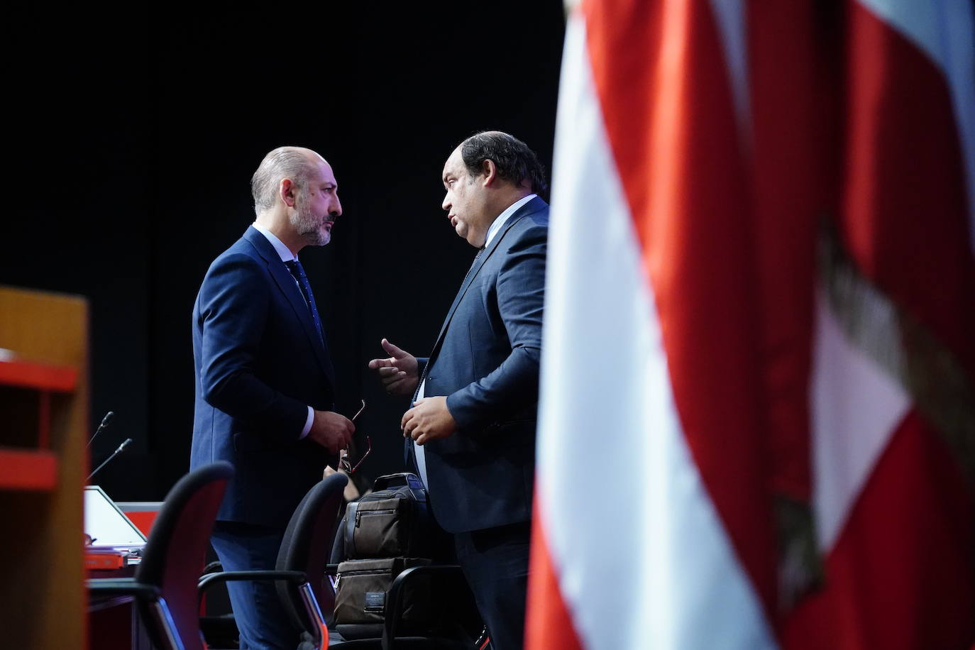 Elizegi charla con Fernando San José durante la asamblea del Athletic.