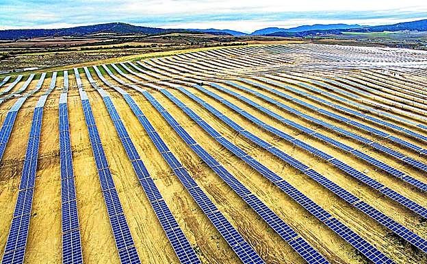 Vista aérea del parque solar de Arasur, el mayor de Euskadi con 67.000 paneles que ocupan 55 hectáreas de terreno en la plataforma logística. 