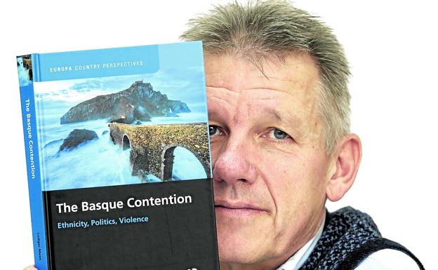 El catedrático de Historia de la UPV Ludger Mees junto a su último libro.