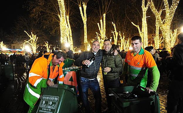 Dos operarios realizan labores de limpieza en el Arenal durante la feria de Santo Tomás el pasado sábado.