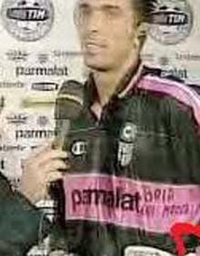 Imagen secundaria 2 - Buffon 'Boia chi molla' esloganarekin eta bere ondoan Mussoliniren biloba, Alessandra, Buffonen aldeko camiseta batekin.