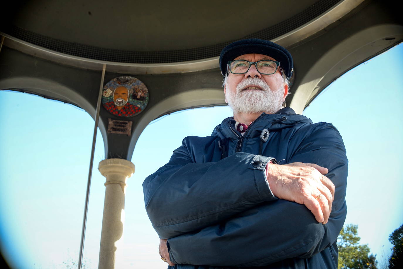 Raimundo Flores, en el quiosco del parque central donde se colocó con una placa con su rostro como homenaje.