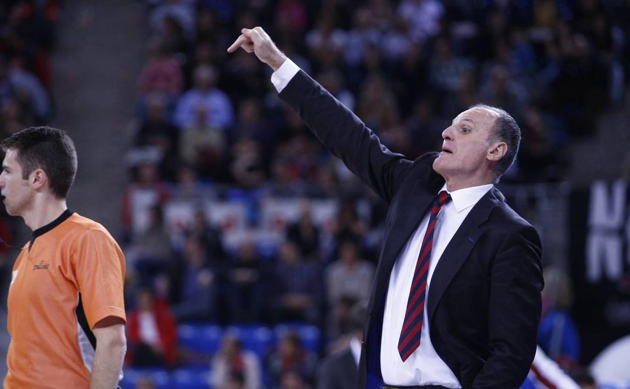 Dusko Ivanovic da instrucciones durante un partido en su última etapa en el Baskonia. 