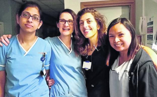 Silvia Rodrigo, tercera por la izquierda, con sus compañeras en el King's College Hospital de Londres.