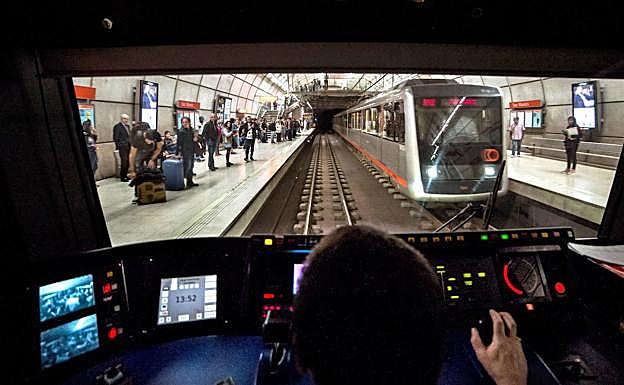 Los trabajadores de Metro Bilbao cobran un plus de 300 euros por trabajar la madrugada de Nochebuena.