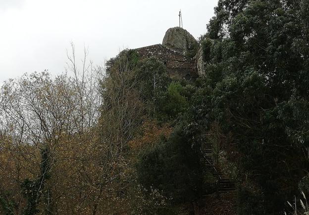 Una empinada escalera conduce hasta la ermita y la cima de Santa Marina.