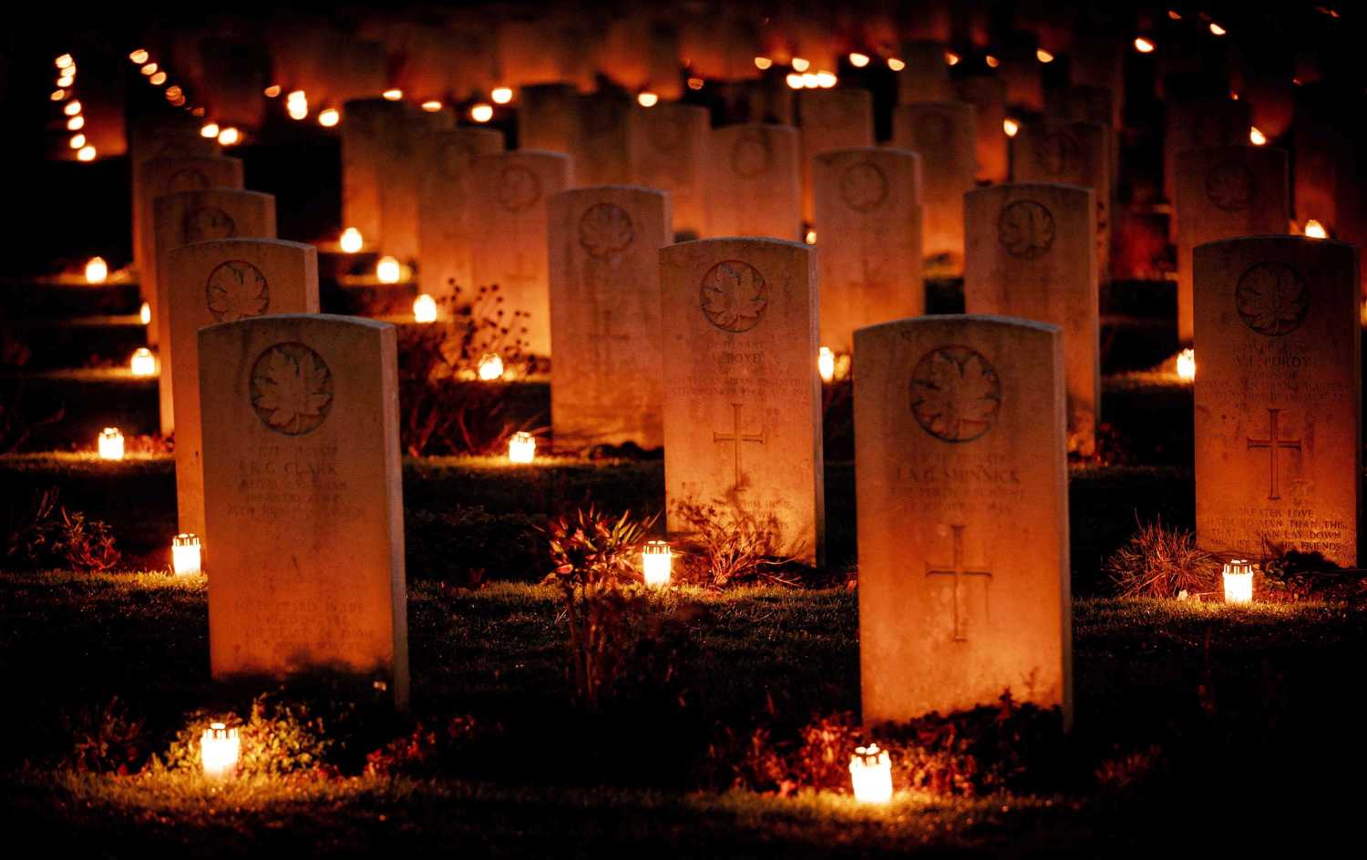 Velas junto a tumbas en el Cementerio de Guerra en Groesbeek, Holanda