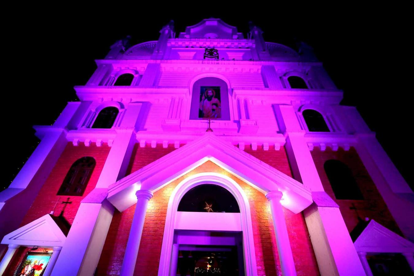 Una iglesia iluminada con motivo de la Nochebuena en Bhopal, India
