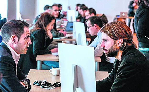 Empresas y profesionales cualificados que viven fuera de Álava se verán hoy las caras en el Artium. 