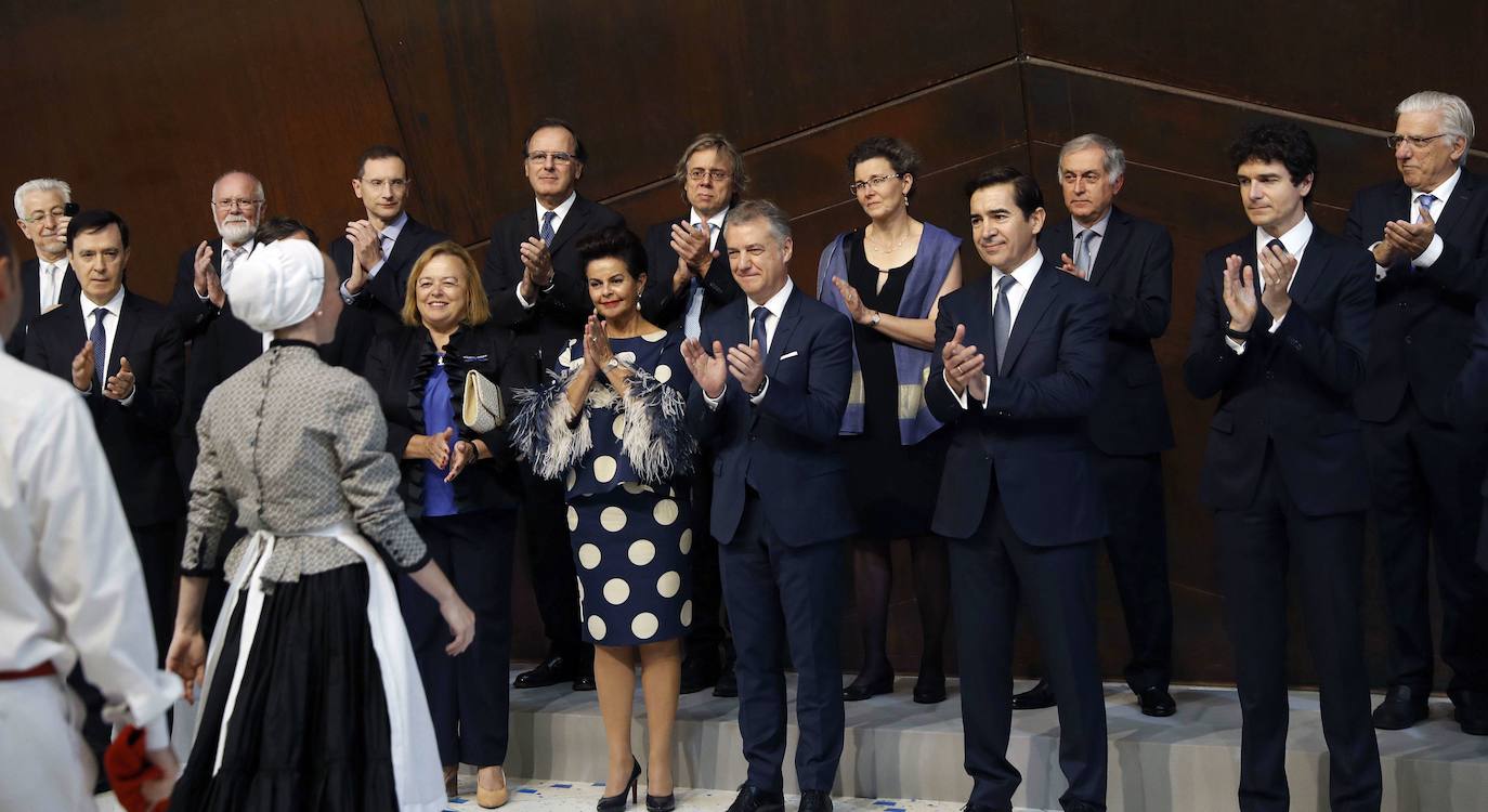 Bilbao se lleva los Premios Frontera del Conocimiento Los galardones de la Fundación BBVA cambian de Madrid a la capital vizcaína. Este año, el reconocimiento fue, entre otros, para el lingüista Noam Chomsky, el músico John Adams, o los científicos Anny Cazenave, John Church y Jonathan Gregory, por confirmar que el nivel del mar aumenta por el calentamiento global.