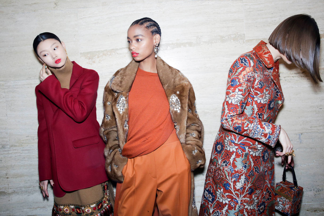 Las modelos posan con los diseños de Óscar de la Renta antes del desfile de la Semana de la Moda de Nueva York, 12 de febrero de 2019.