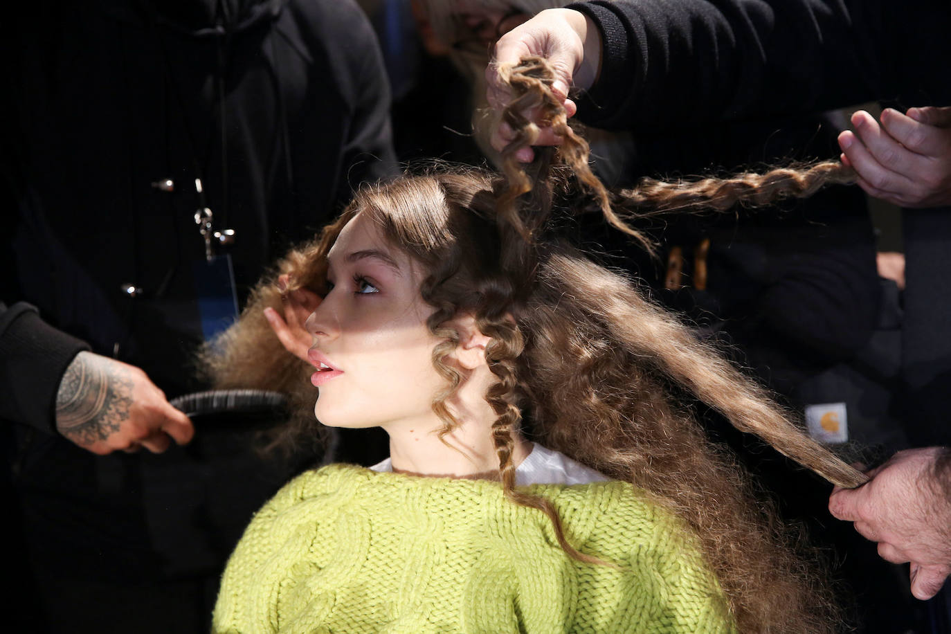 Peinan a la modelo Gigi Hadid antes del desfile de Michael Kors durante la Semana de la Moda de Nueva York, el 13 de febrero de 2019.