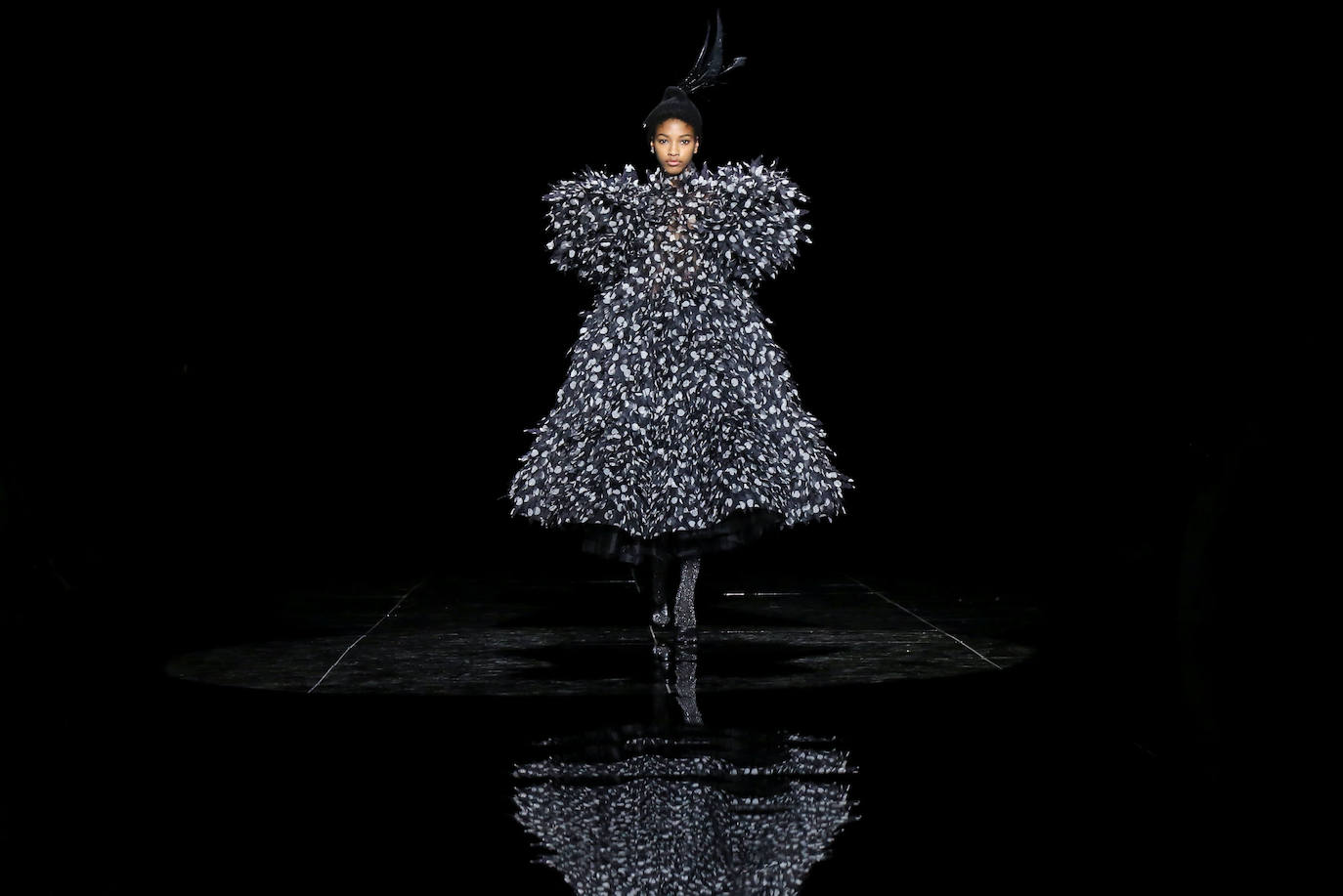 Una modelo presenta un diseño de la colección Marc Jacobs durante la Semana de la Moda de Nueva York, 13 de febrero de 2019. 