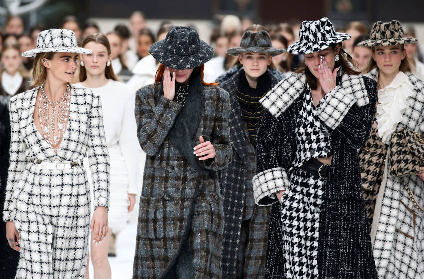 Cara Delevingne y otras modelos se emocionan mientras presentan la última colección del difunto diseñador Karl Lagerfeld para Chanel en el Grand Palais durante la Semana de la Moda de París, 5 de marzo de 2019.