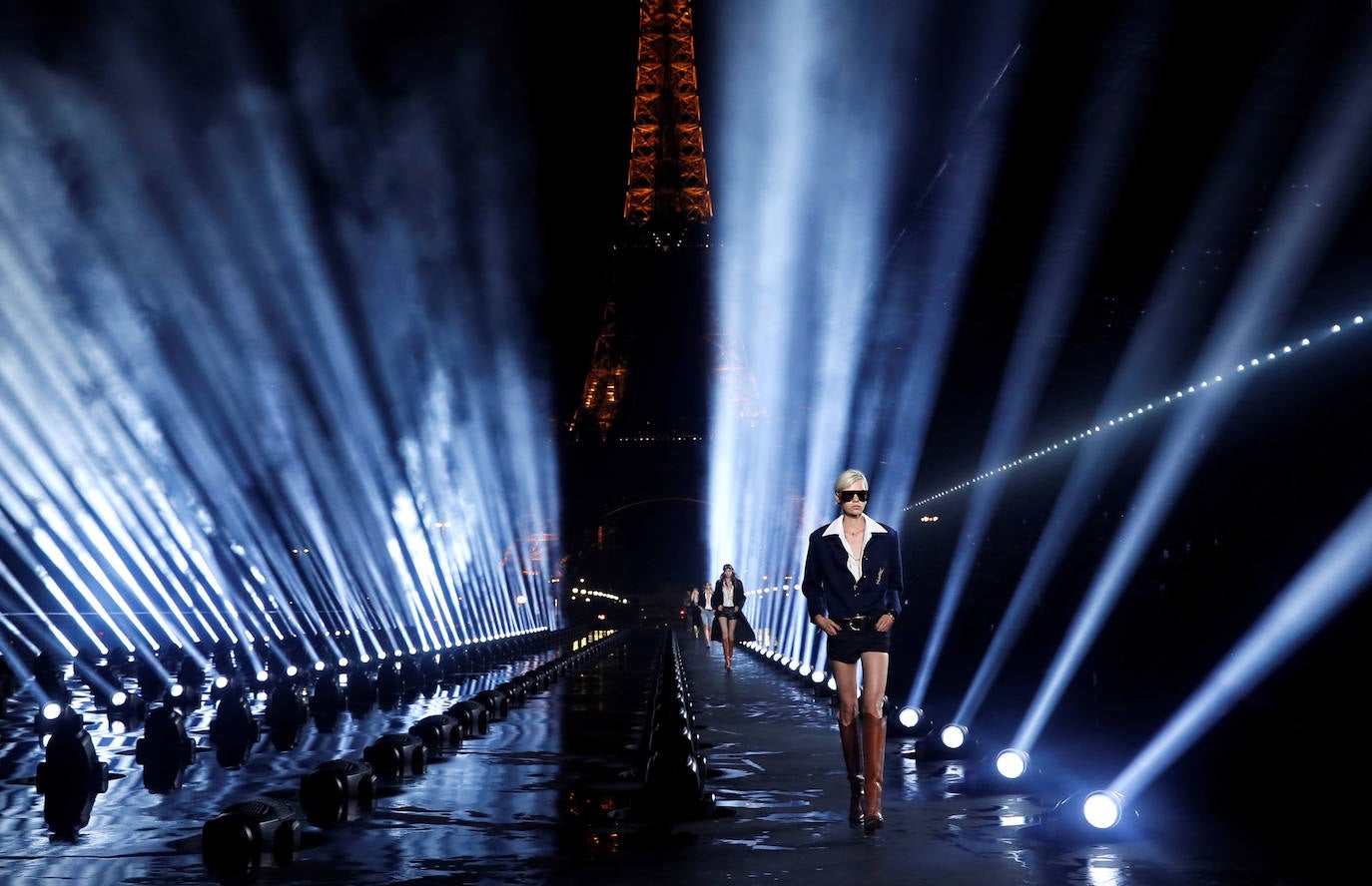 Las modelos presentan creaciones del diseñador Anthony Vaccarello para la firma Saint Laurent durante la Semana de la Moda de París, 24 de septiembre de 2019. 