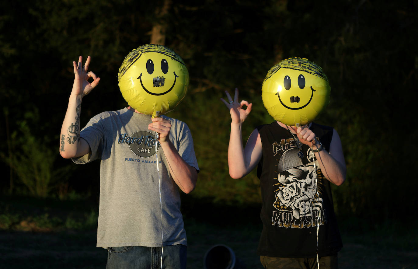 Estados Unidos | Los miembros de la Red ShieldWall sostienen globos decorados como la cara de Adolf Hitler en Arkansas, 20 de abril de 2019.