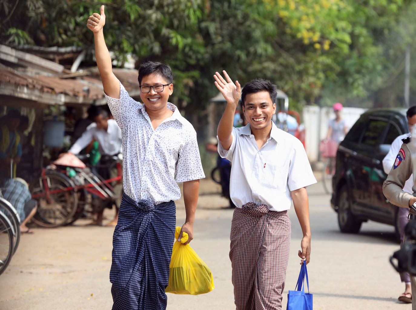 Myanmar | Los reporteros de Reuters Wa Lone y Kyaw Soe Oo después de recibir un indulto presidencial y ser liberados en Yangon,l 7 de mayo de 2019. 