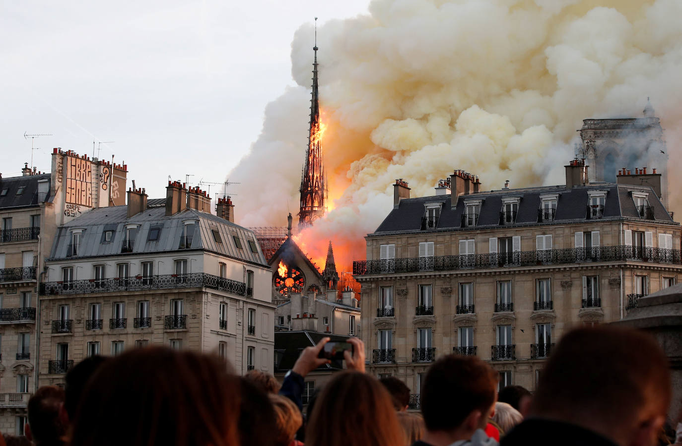 FRANCIA | El fuego envuelve la torre de la Catedral de Notre Dame en París, 15 de abril de 2019. 