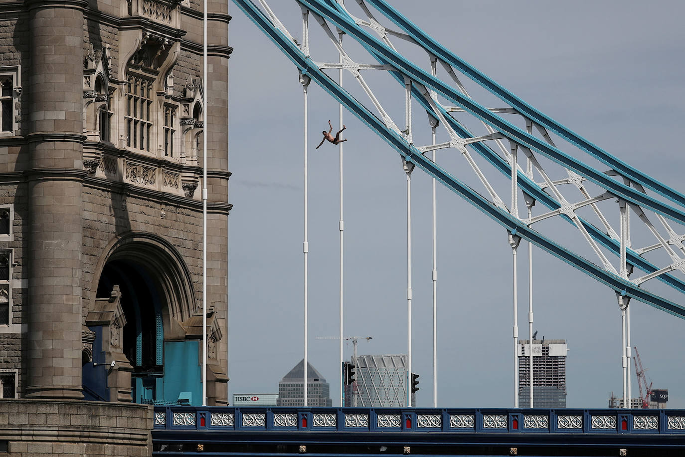 Reino Unido | Un hombre salta del Tower Bridge en Londres, 1 de junio de 2019. 