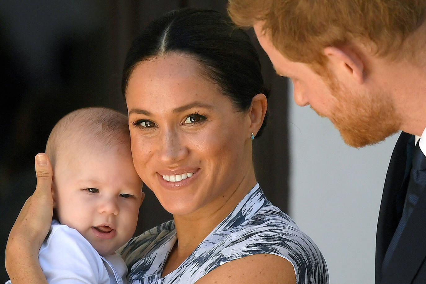 Sudáfrica | Meghan, duquesa de Sussex, sostiene a su hijo Archie Harrison Mountbatten-Windsor junto a su esposo, el príncipe Harry el 25 de septiembre de 2019. 